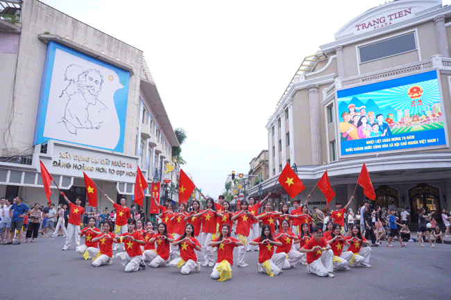 Man trinh dien dep mat cua nhom ban tre tren pho di bo Ho Guom