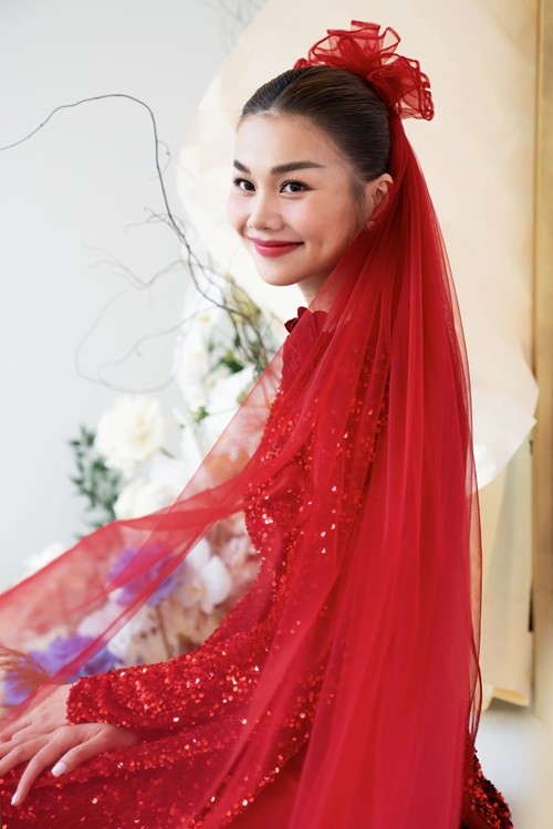 Thanh Hang dep me hon voi ao dai do trong ngay trong dai-Hinh-4