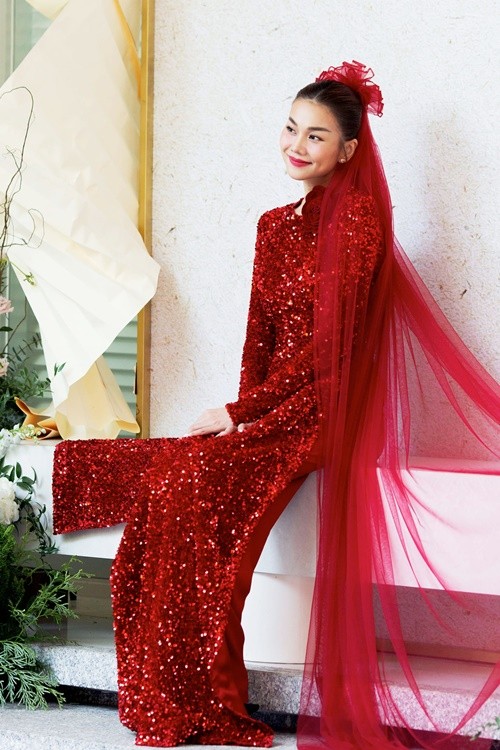 Thanh Hang dep me hon voi ao dai do trong ngay trong dai