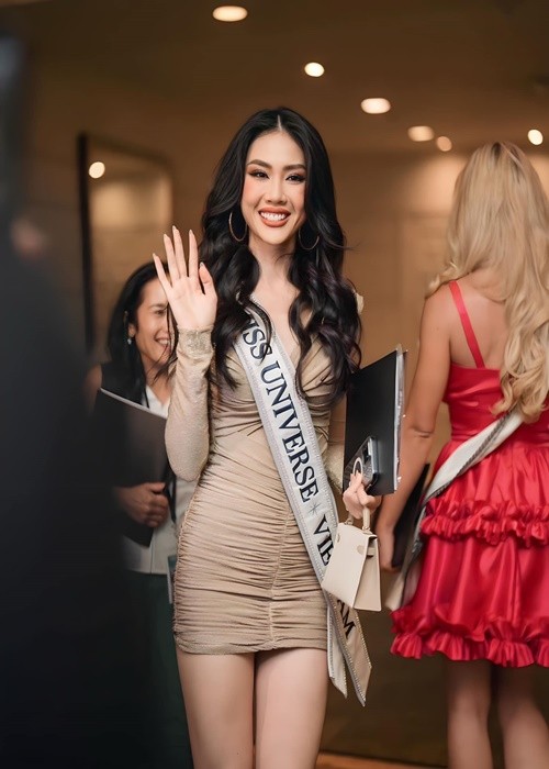 Di thi Miss Universe 2023 giua lum xum, Bui Quynh Hoa hien the nao?