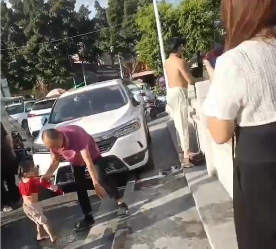 Video: Cho con gai den giua cau, nguoi phu nu nem con xuong song