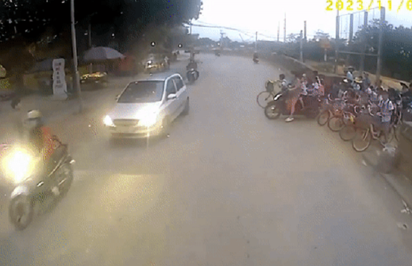 Video: Thay nhom hoc sinh cho qua duong, tai xe hanh dong dang khen