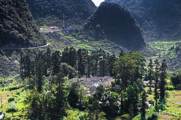 Kham pha dinh thu ho Vuong tram tuoi o Ha Giang