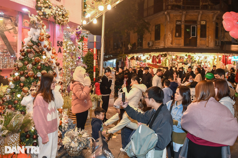 Ha Noi: Nguoi dan chen nhau chup anh, pho Hang Ma un tac keo dai-Hinh-8