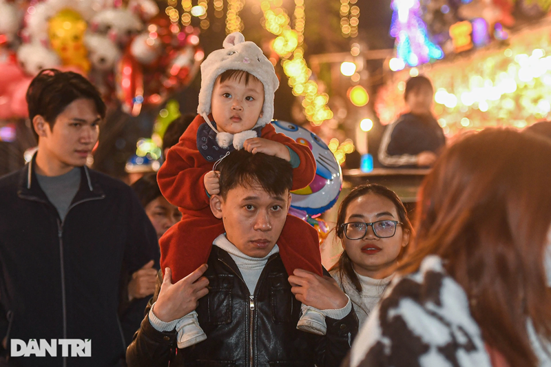 Ha Noi: Nguoi dan chen nhau chup anh, pho Hang Ma un tac keo dai-Hinh-9