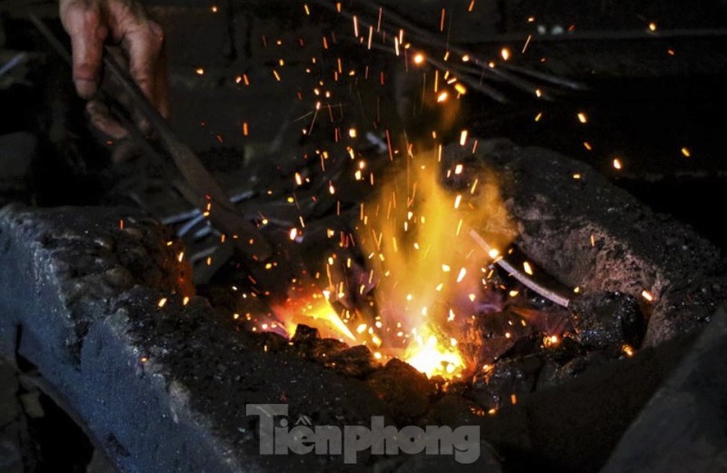 Lang ren hang tram nam tuoi xuyen dem do lua phuc vu Tet-Hinh-4