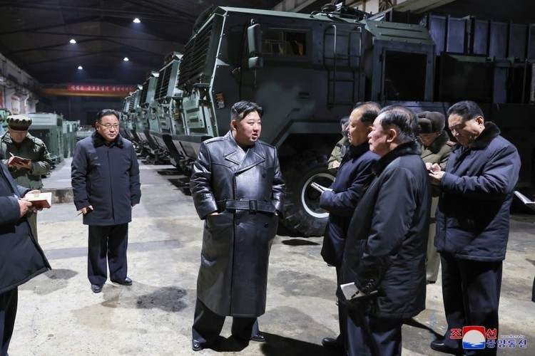 Ong Kim Jong Un thi sat cac nha may san xuat vu khi cuc lon-Hinh-11