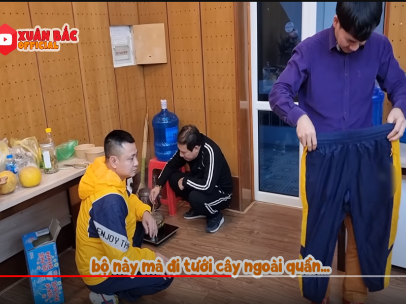 Hoai Linh tang qua cho dan nghe si dong Tao quan 2024-Hinh-7