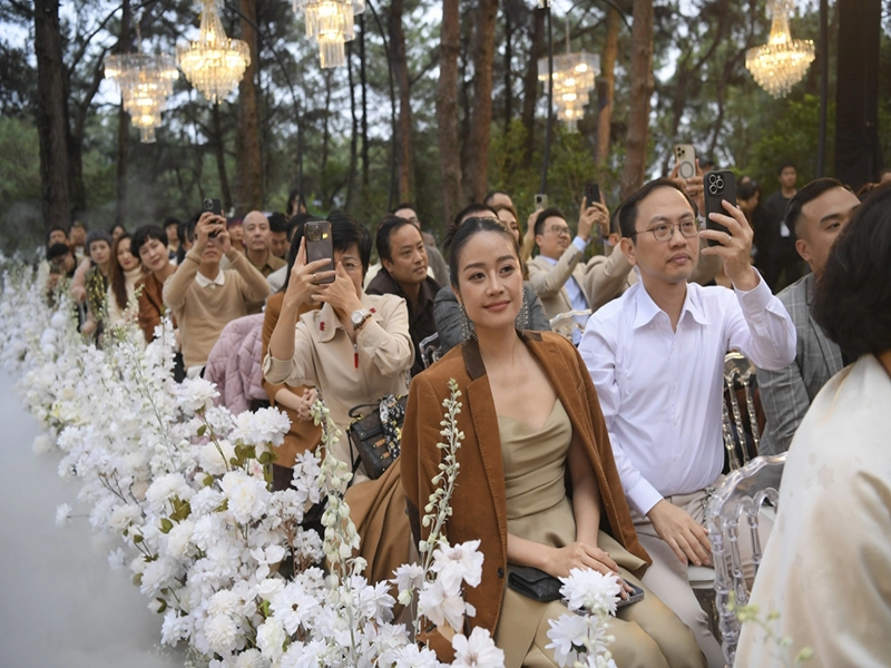 MC Anh Tuan cung vo va con gai du dam cuoi Nguyen Duc Cuong-Hinh-8