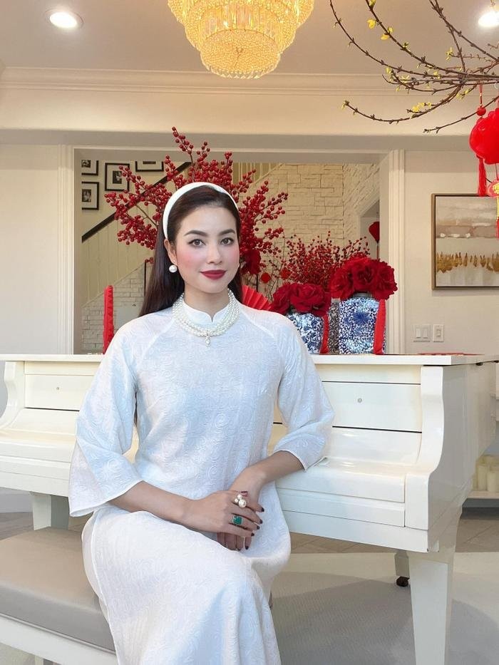 Hoa hau Pham Huong xinh dep khi dien ao dai don Tet