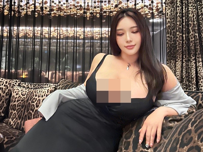 Do mat hot girl mac ho khoe vong nguc mot met khi di do xang-Hinh-15