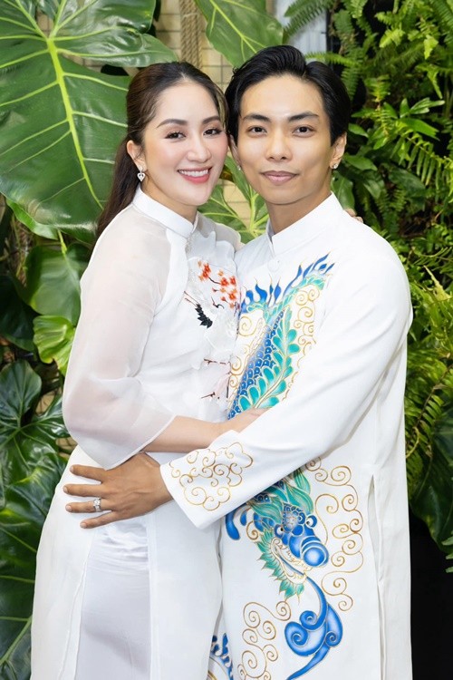 Khanh Thi duoc chong tre mua tang trang suc kim cuong can Tet-Hinh-6