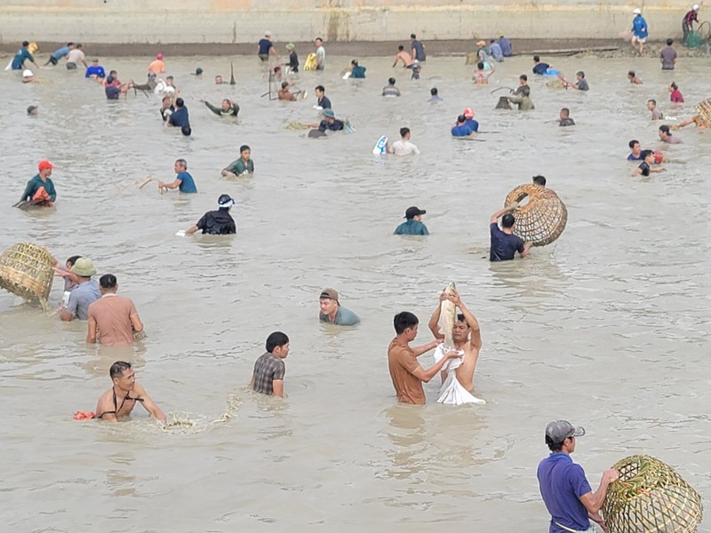 Hang nghin nguoi dan tham gia le hoi bat ca-Hinh-10