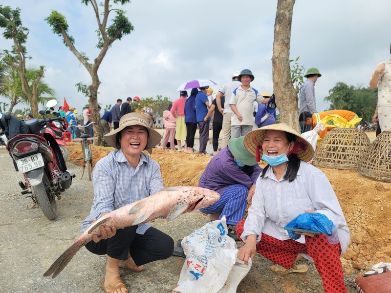 Hang nghin nguoi dan tham gia le hoi bat ca-Hinh-13