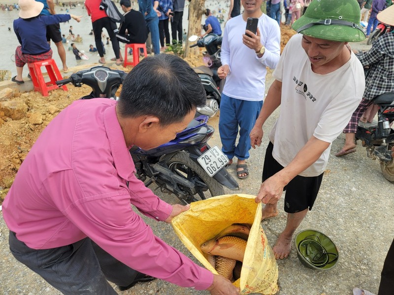 Hang nghin nguoi dan tham gia le hoi bat ca-Hinh-14