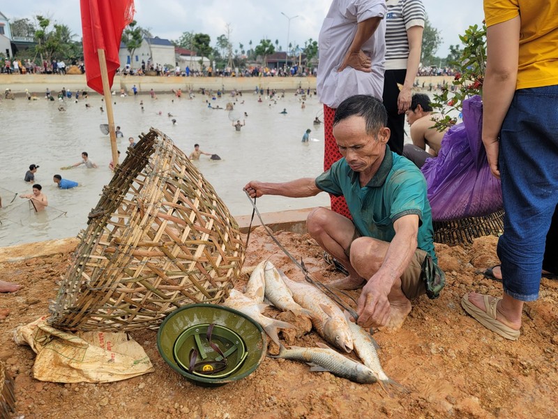 Hang nghin nguoi dan tham gia le hoi bat ca-Hinh-15