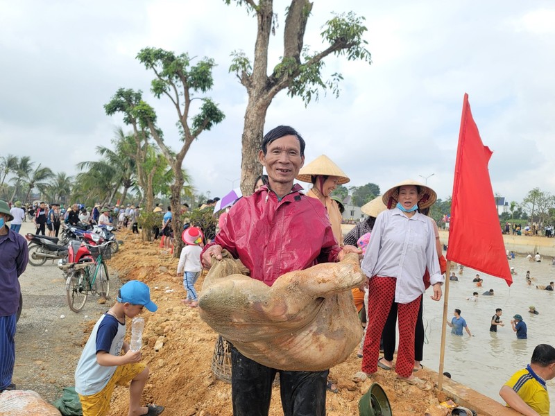 Hang nghin nguoi dan tham gia le hoi bat ca-Hinh-17