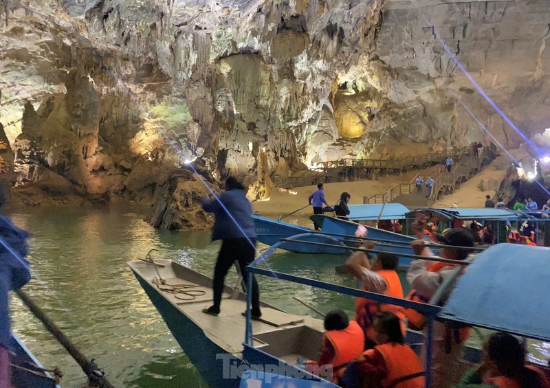 Thuyen noi duoi cho khach du xuan ngam dong Phong Nha-Hinh-10