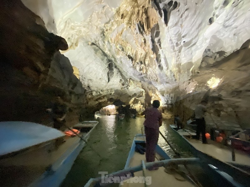 Thuyen noi duoi cho khach du xuan ngam dong Phong Nha-Hinh-11