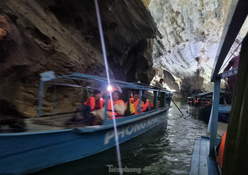 Thuyen noi duoi cho khach du xuan ngam dong Phong Nha-Hinh-12