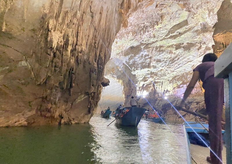 Thuyen noi duoi cho khach du xuan ngam dong Phong Nha-Hinh-14