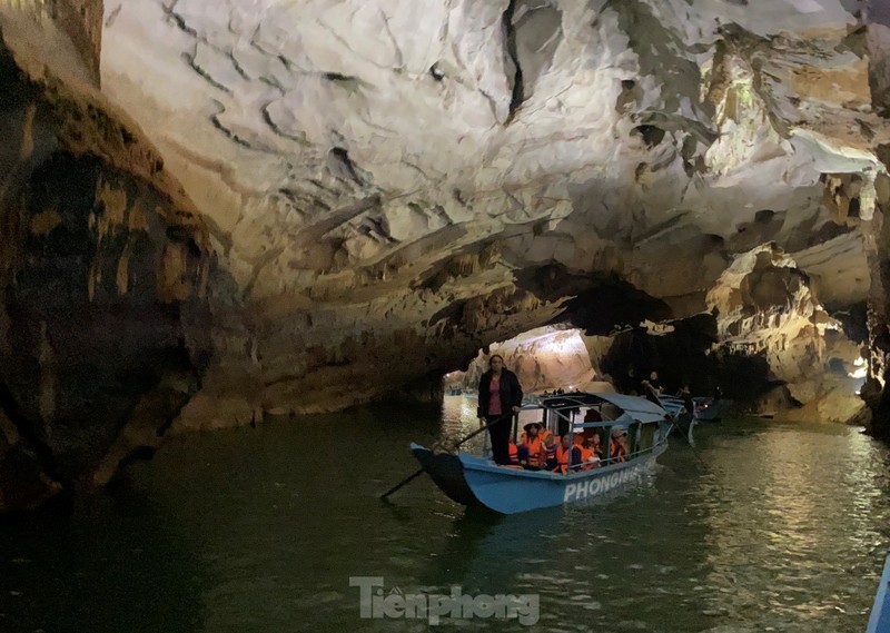 Thuyen noi duoi cho khach du xuan ngam dong Phong Nha-Hinh-15