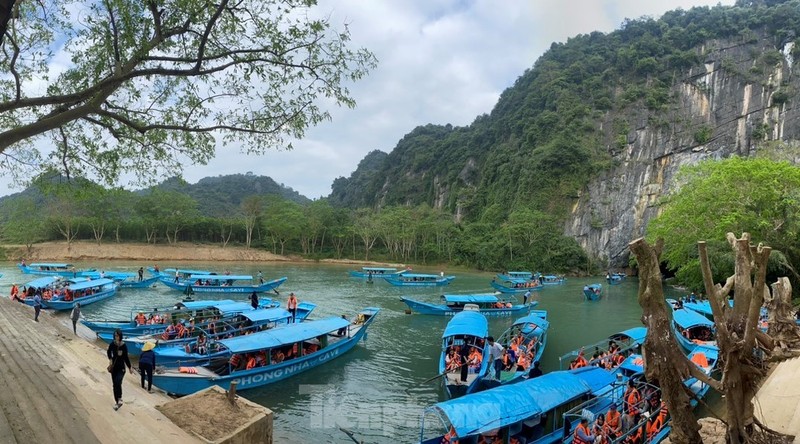 Thuyen noi duoi cho khach du xuan ngam dong Phong Nha-Hinh-2