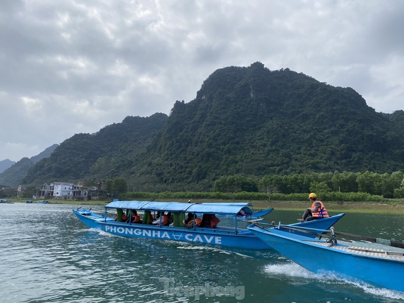 Thuyen noi duoi cho khach du xuan ngam dong Phong Nha-Hinh-3