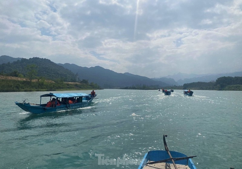 Thuyen noi duoi cho khach du xuan ngam dong Phong Nha-Hinh-4