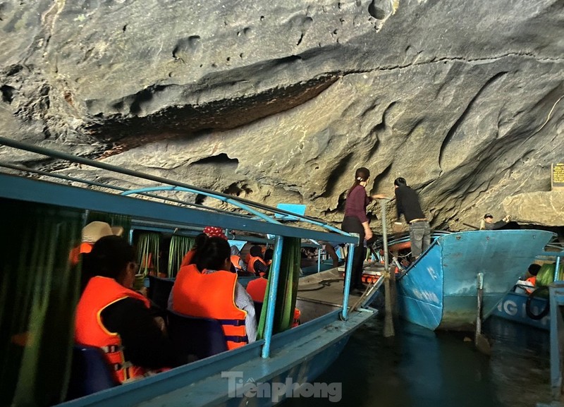 Thuyen noi duoi cho khach du xuan ngam dong Phong Nha-Hinh-7