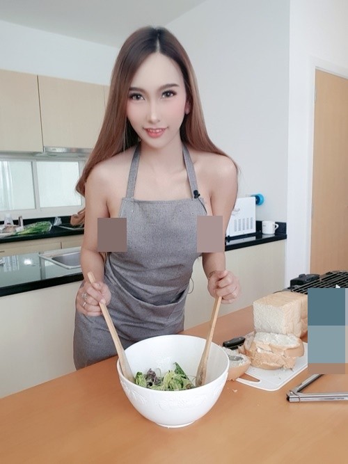 Nguong do mat hot girl “mac nhu khong” khi rua xe-Hinh-12