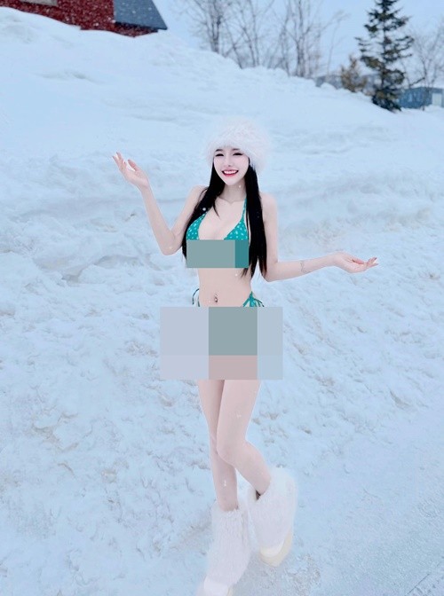Hot girl mac bikini khoe dang nong bong giua troi tuyet-Hinh-2