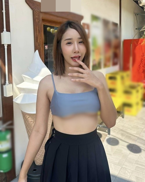 Hot girl mac mot ho chan nguc ho henh noi dong nguoi