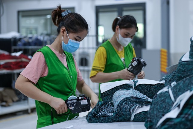 Nguoi lao dong huong loi gi khi tang luong toi thieu vung?