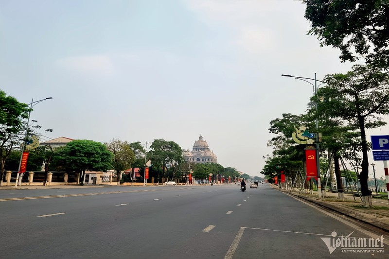 Lau dai nguy nga tren khu dat 