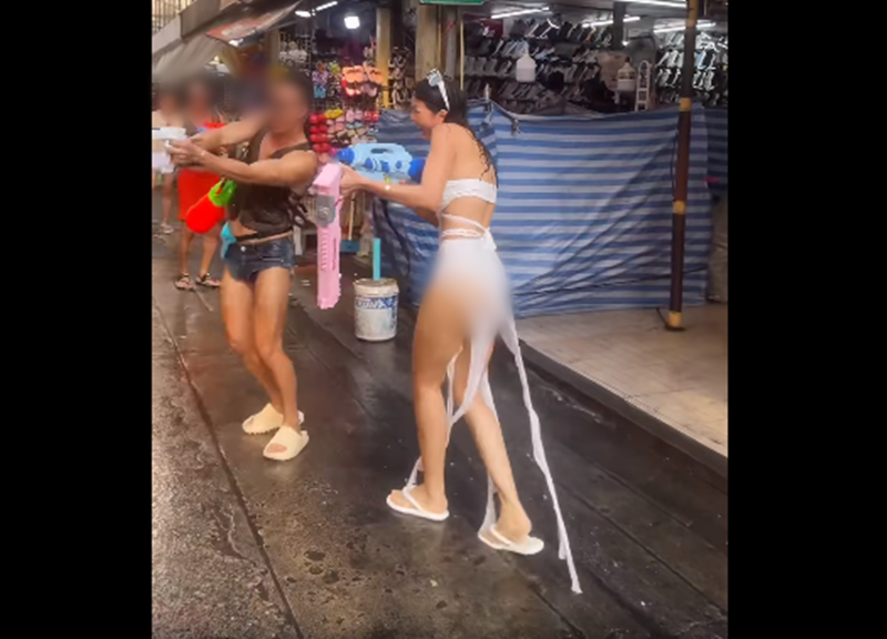 Sieu mau Anh Thu quay tung bung o le hoi te nuoc Songkran-Hinh-4