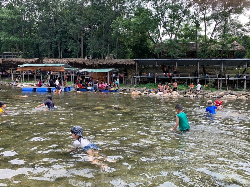 Nguoi dan Ha Tinh keo nhau len nui tam suoi giai nhiet-Hinh-2