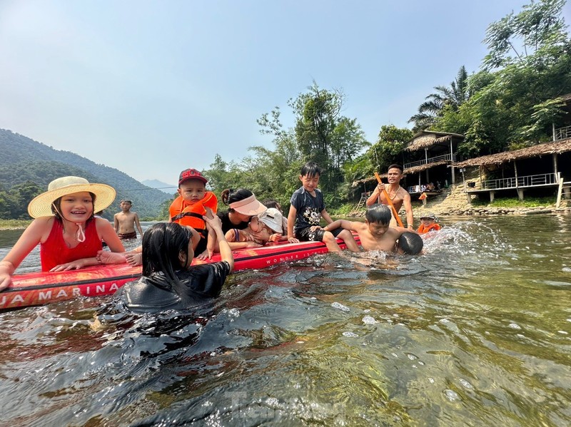 Nguoi dan Ha Tinh keo nhau len nui tam suoi giai nhiet-Hinh-3