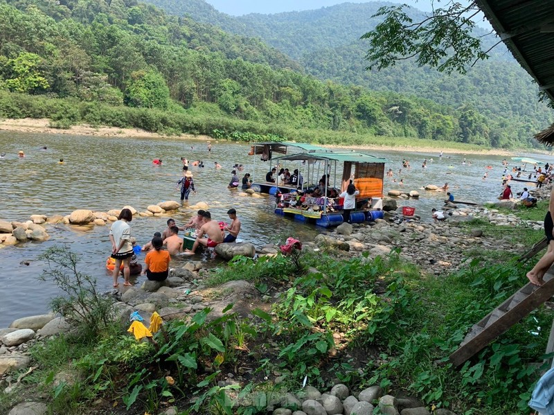 Nguoi dan Ha Tinh keo nhau len nui tam suoi giai nhiet-Hinh-4