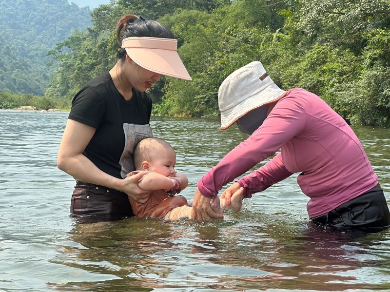 Nguoi dan Ha Tinh keo nhau len nui tam suoi giai nhiet-Hinh-6