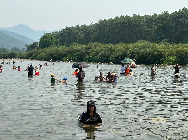 Nguoi dan Ha Tinh keo nhau len nui tam suoi giai nhiet