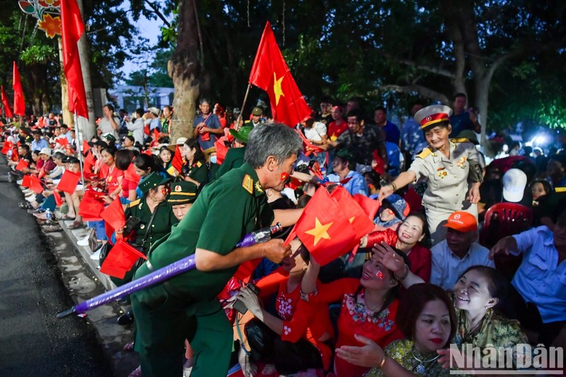 Thuc trang dem cho don Le dieu binh ky niem Chien thang Dien Bien Phu-Hinh-4