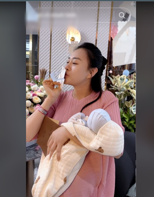 Phuong Oanh bat khoc khi tro ve nha sau sinh-Hinh-10