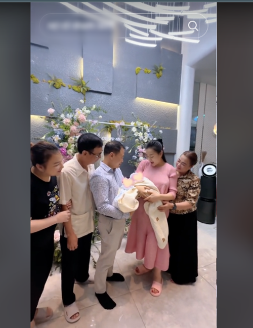 Phuong Oanh bat khoc khi tro ve nha sau sinh-Hinh-12