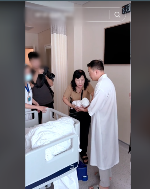 Phuong Oanh bat khoc khi tro ve nha sau sinh-Hinh-5