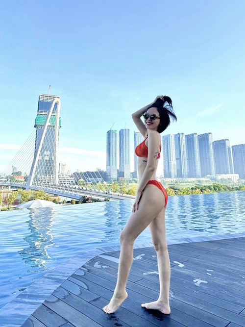 Toc Tien dien bikini khoe dang san chac hau phu nhan mang thai-Hinh-2