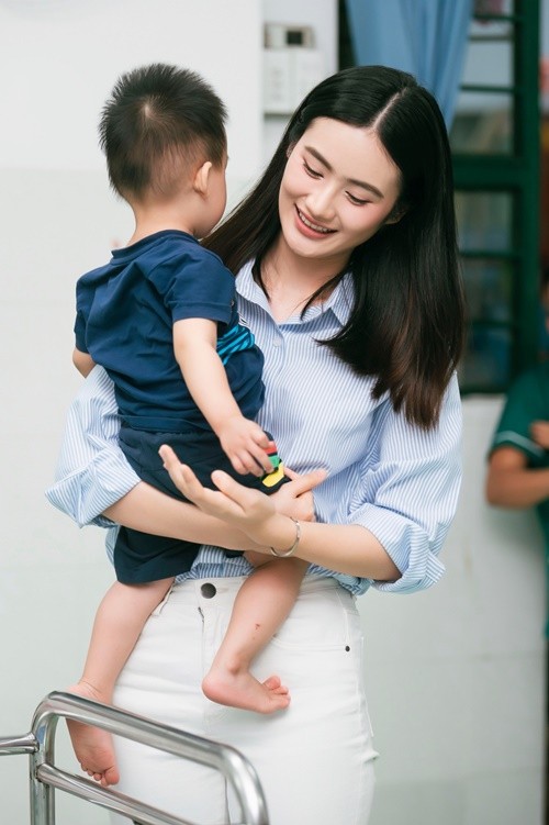 Y Nhi lam tu thien, khoe tai nau an cho gia dinh, ban trai-Hinh-8