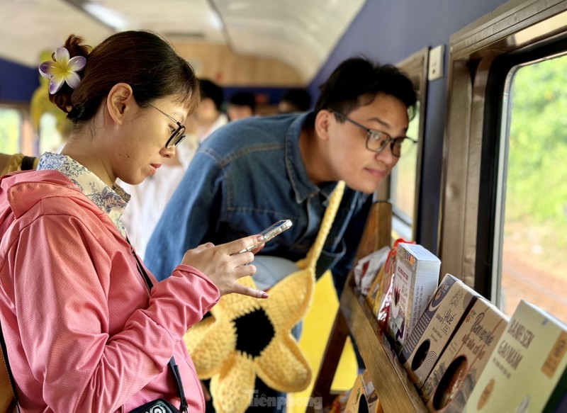 Chuyen tau tren cung duong du lich dep nhat Viet Nam-Hinh-13