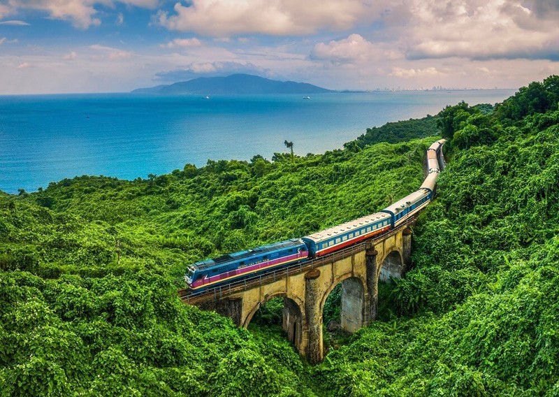 Chuyen tau tren cung duong du lich dep nhat Viet Nam-Hinh-2