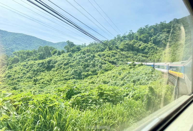 Chuyen tau tren cung duong du lich dep nhat Viet Nam-Hinh-3